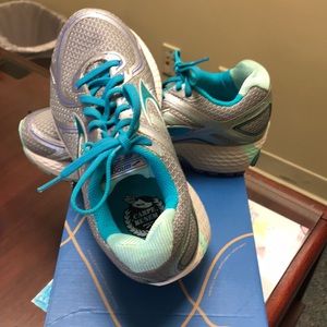 Brooks women’s adrenaline 7 2E
